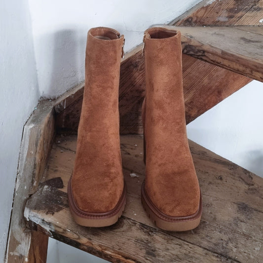 Anna's boots (camel)