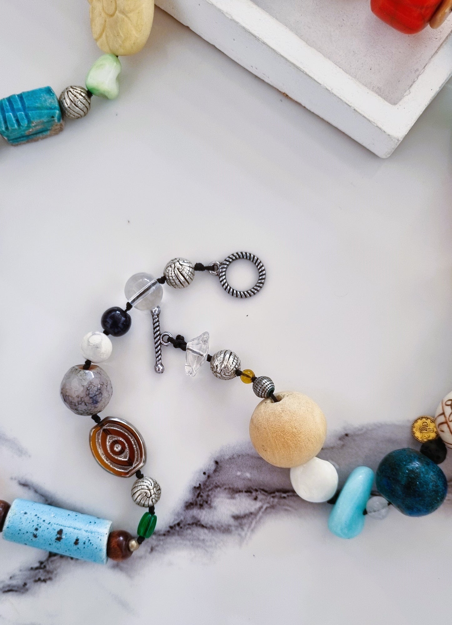 The ''catch-eye'' necklace