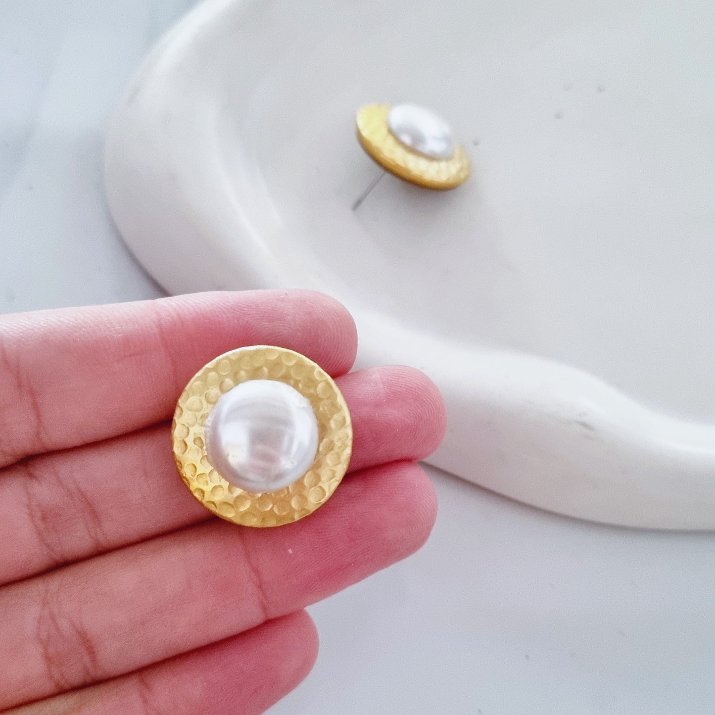 Vintage earrings - White and gold