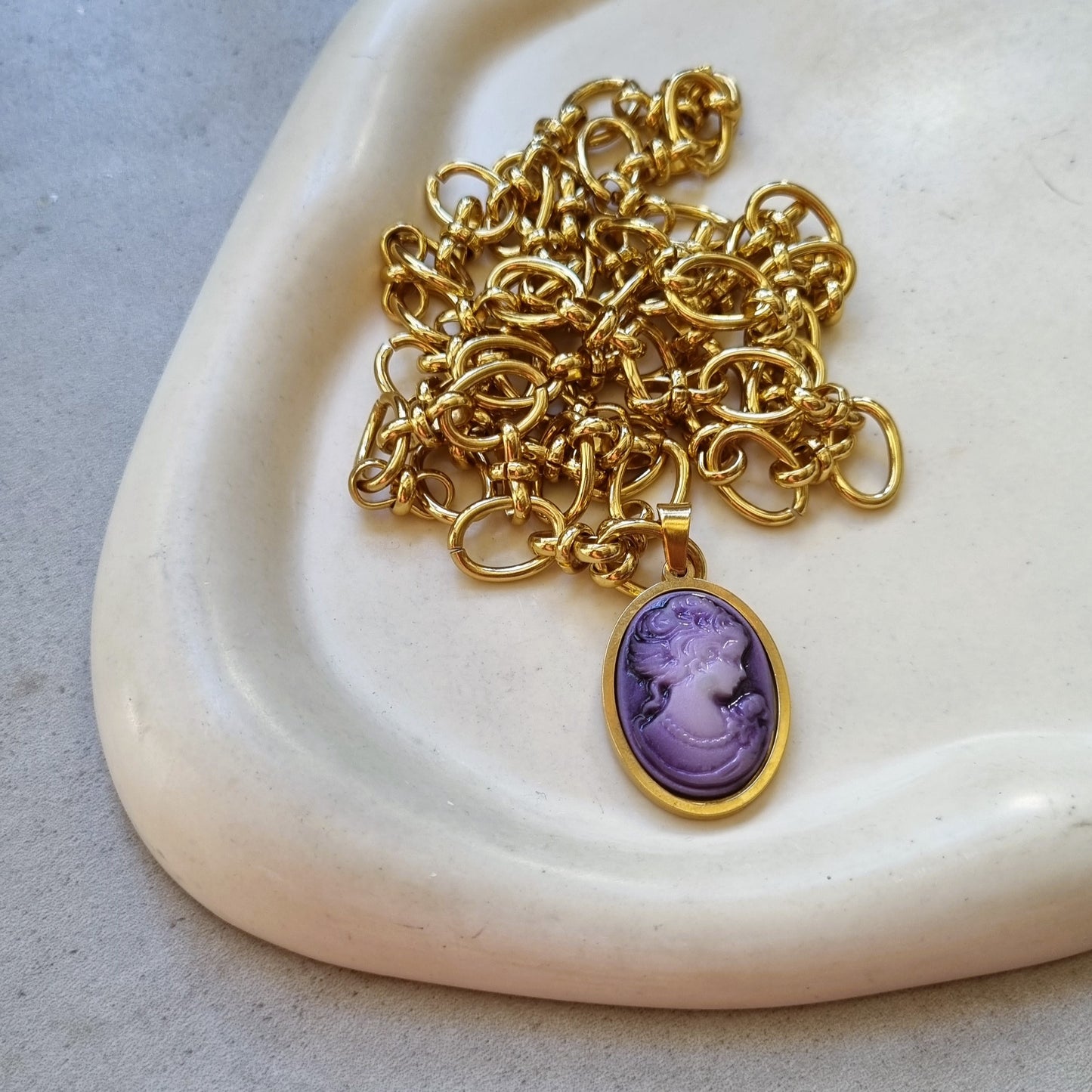 Cameo necklace (purple)