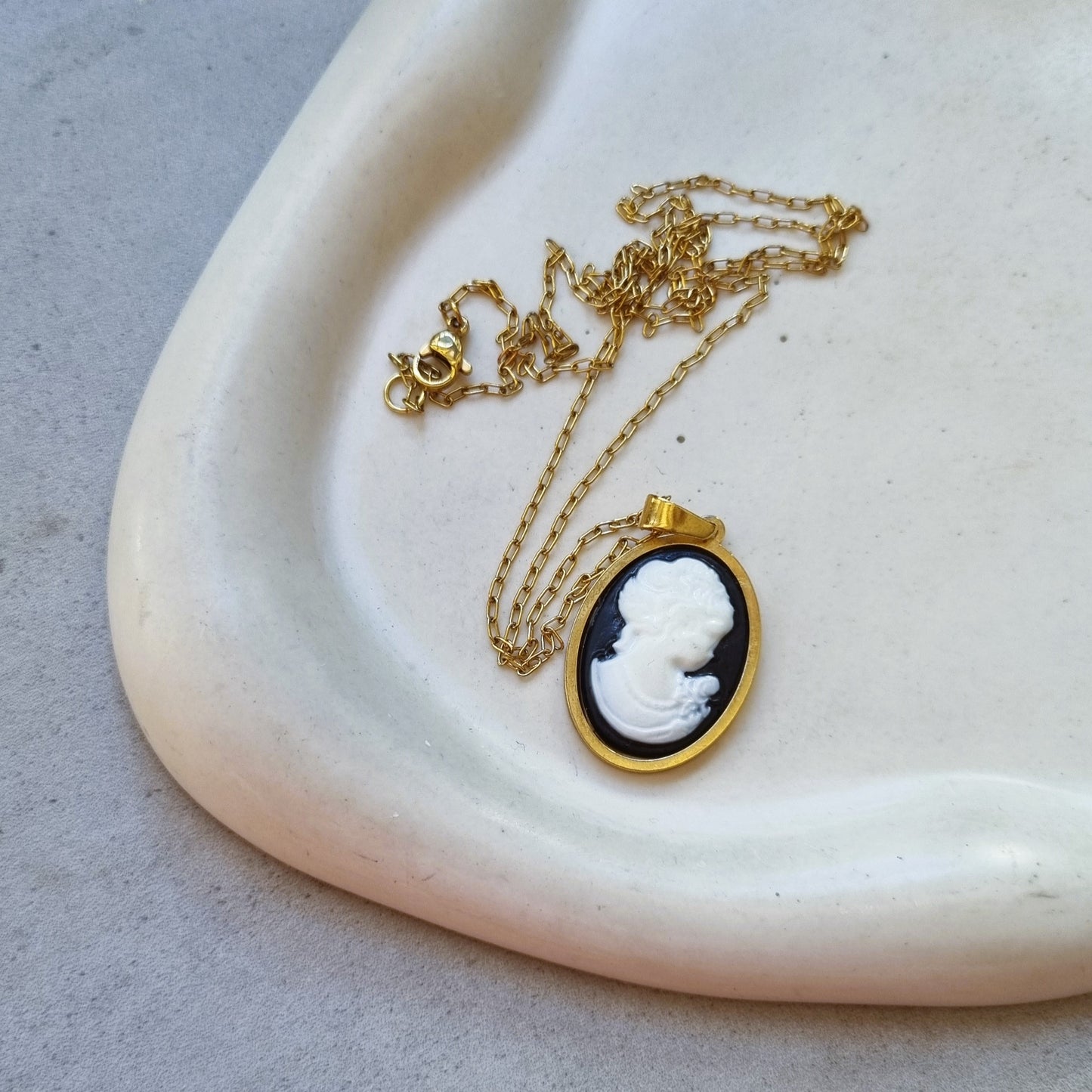 Cameo pendant (black)