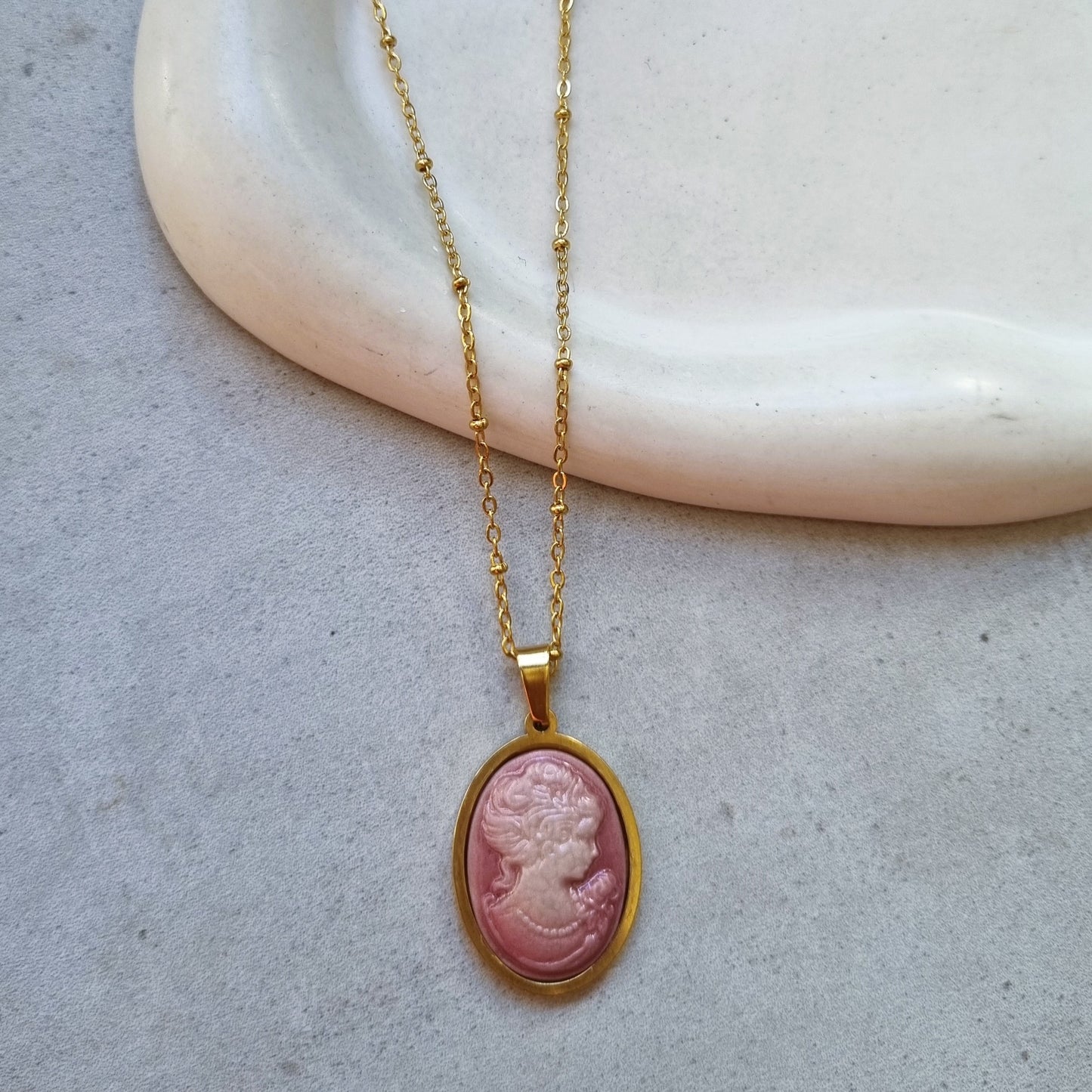 Cameo pendant (peach)