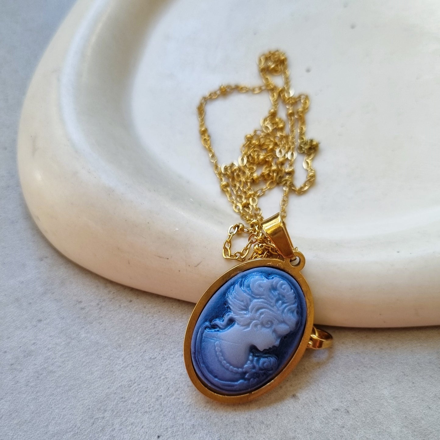 Cameo pendant (blue)