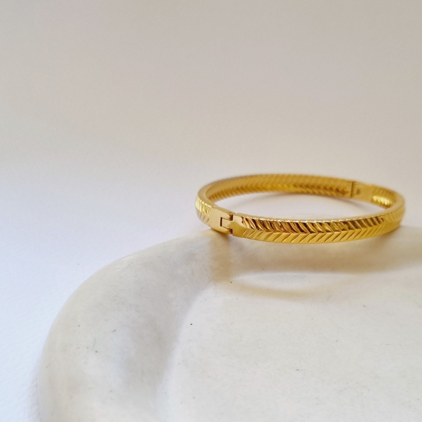 Gold bangle - Stripes