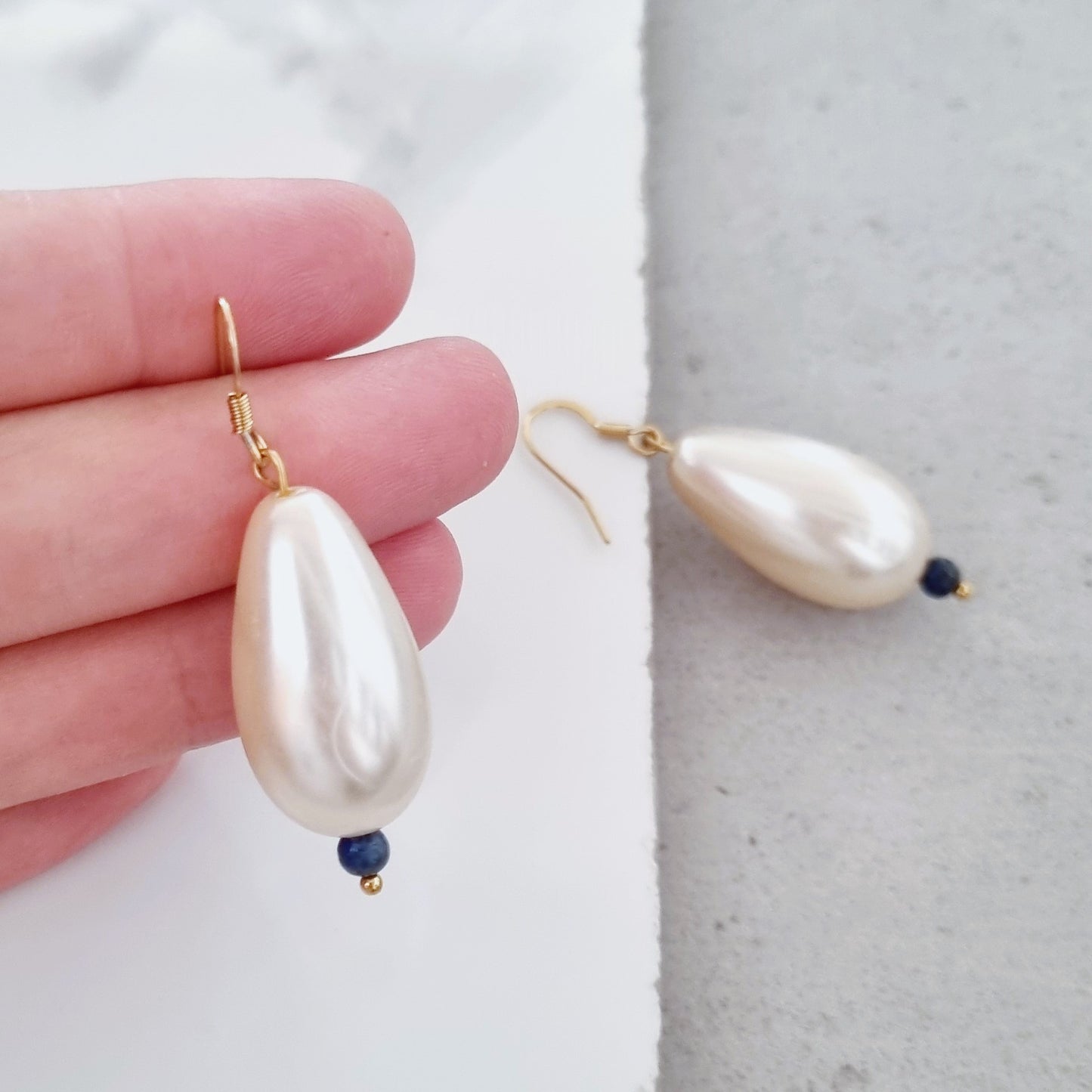 Drop pearls earrings