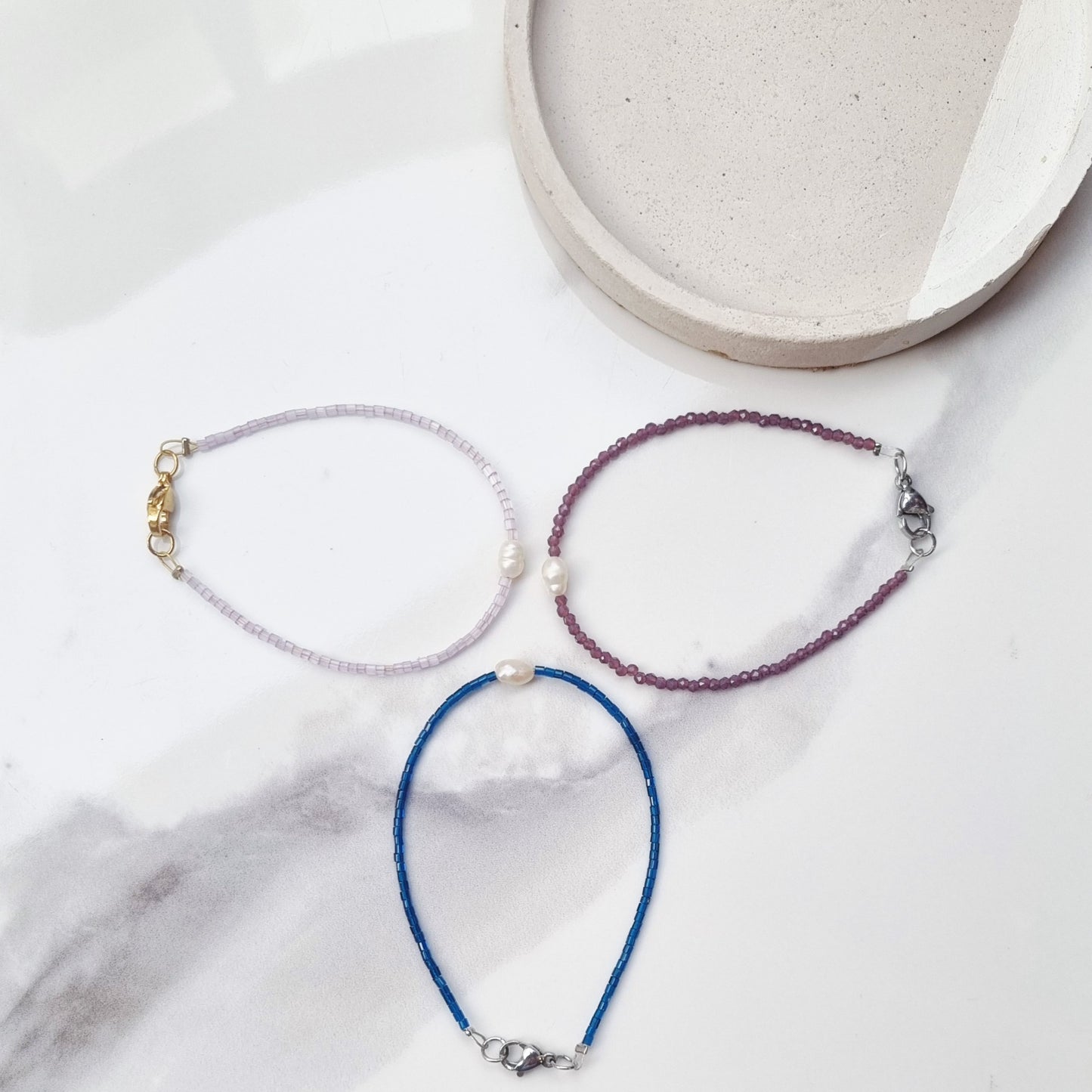 Minimal bracelets
