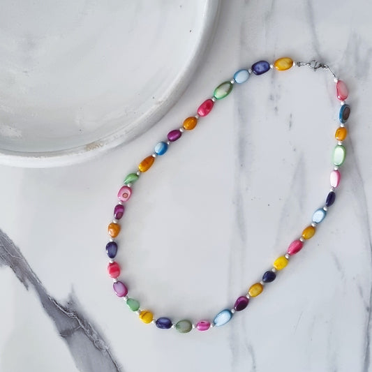 Mother of pearls in color necklace