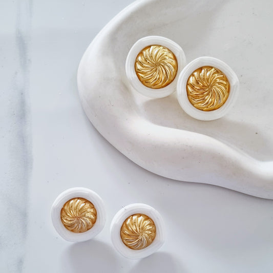 Vintage earrings - White beauty