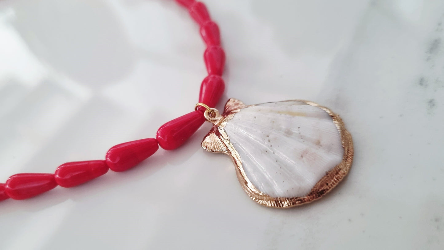 A necklace for the summer