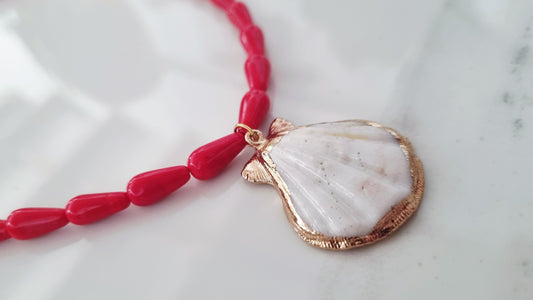 A necklace for the summer