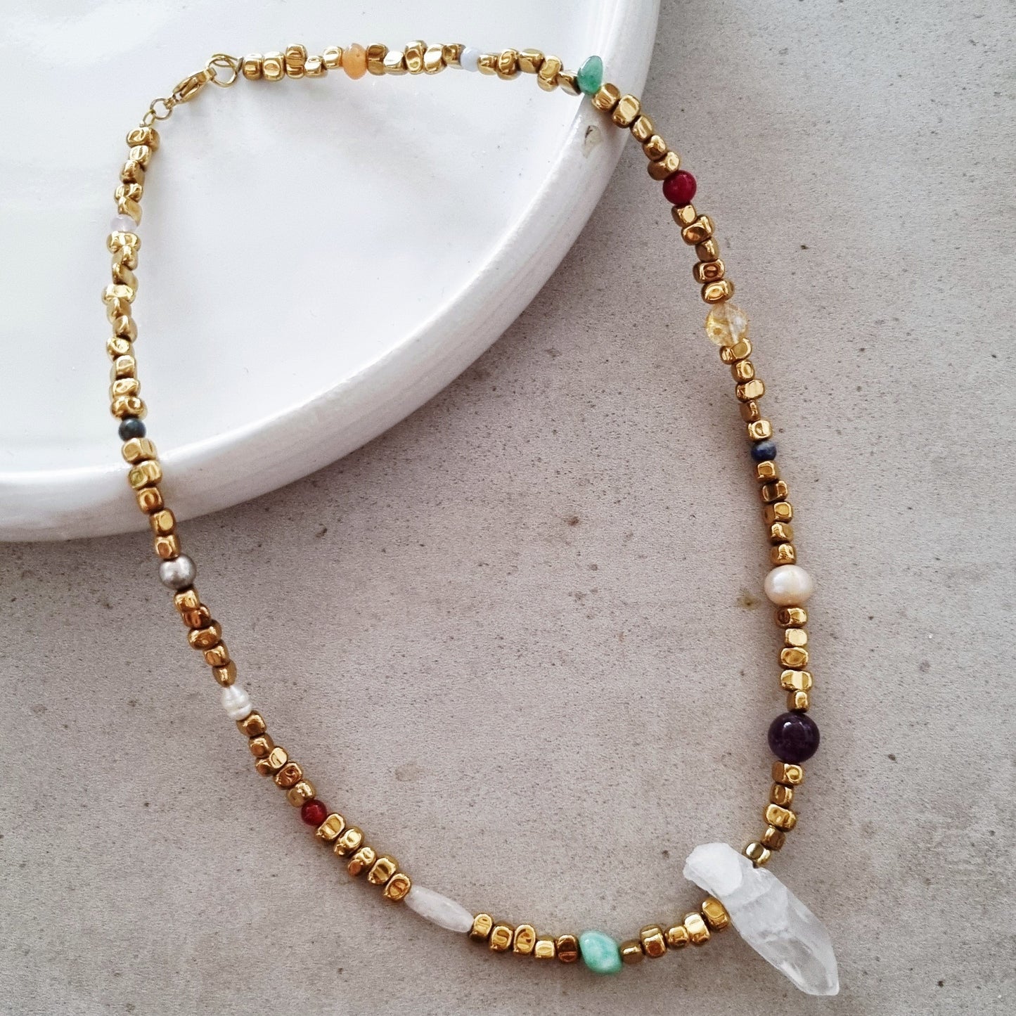Quartz in the center - Necklace