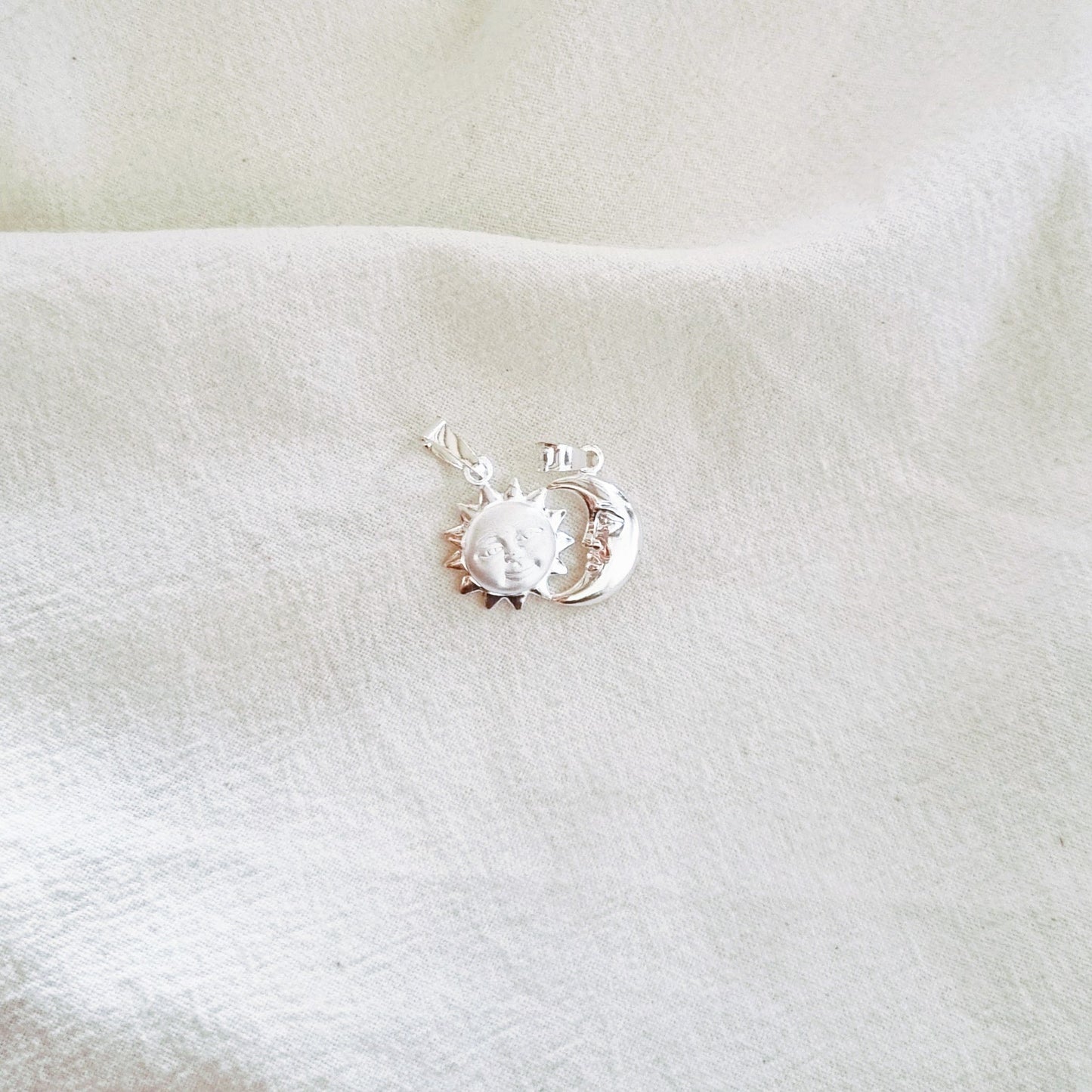 The Sun, the Moon - Pendat