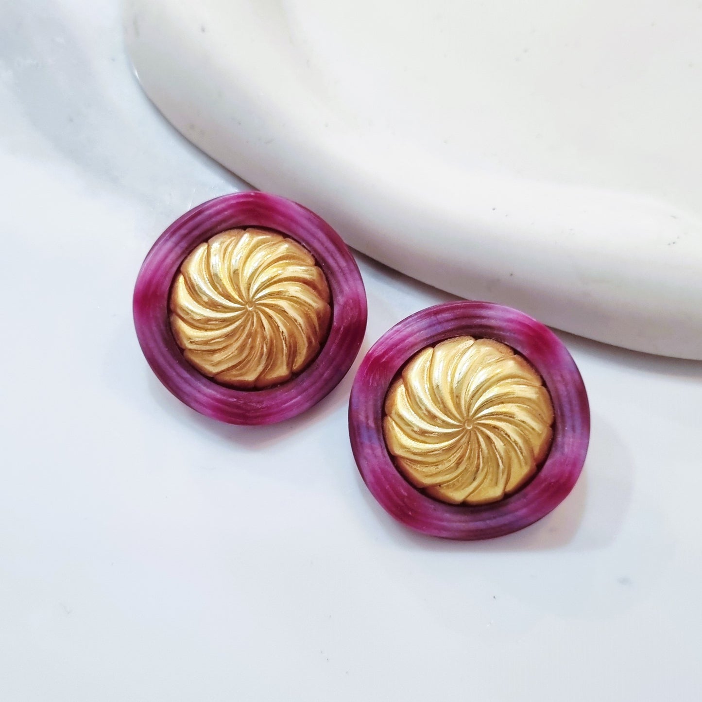 Vintage earrings - Beauty in magenda