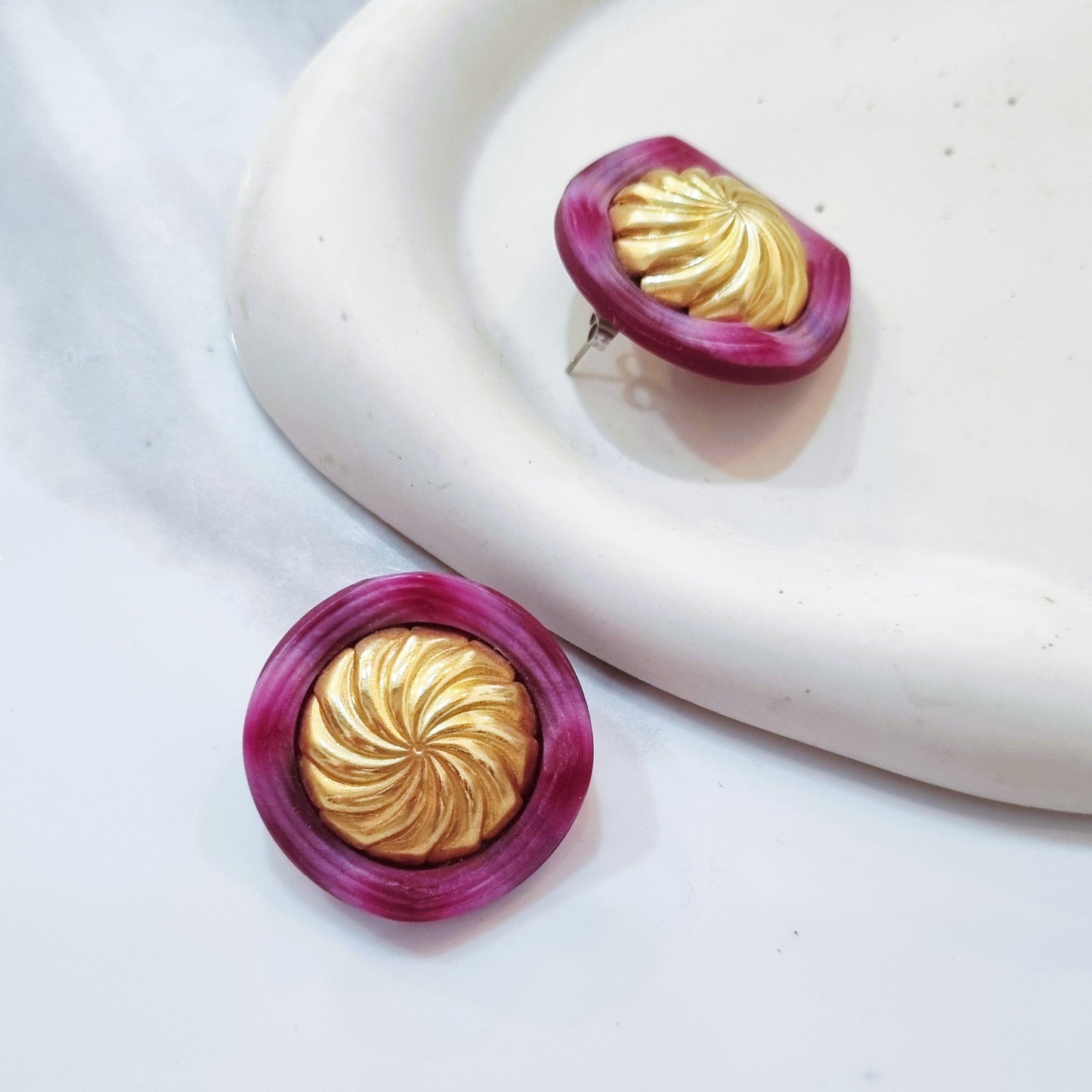 Vintage earrings - Beauty in magenda