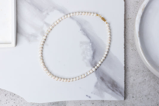 Sipmly pearls necklace